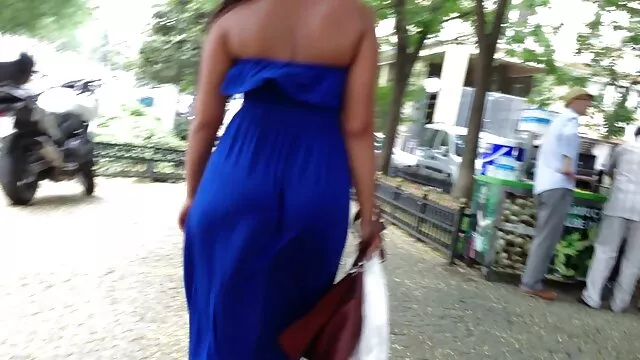 Babe baise un jouet dans de nouvelles chaussures avec de la lingerie rétro transex gratuit en nylon transparent