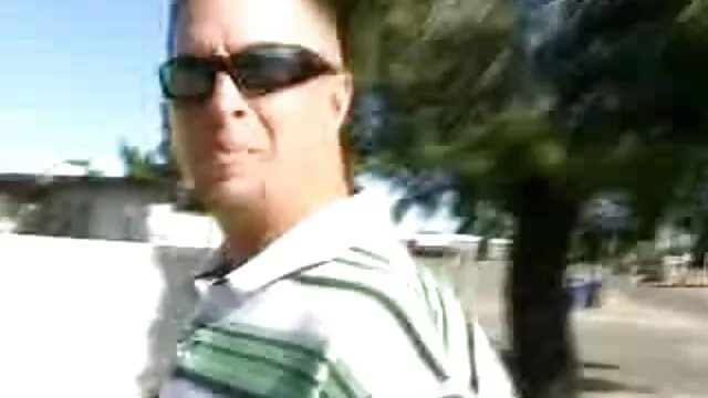 Faina - Belle teen blonde joue sa chatte serrée transex gratuit