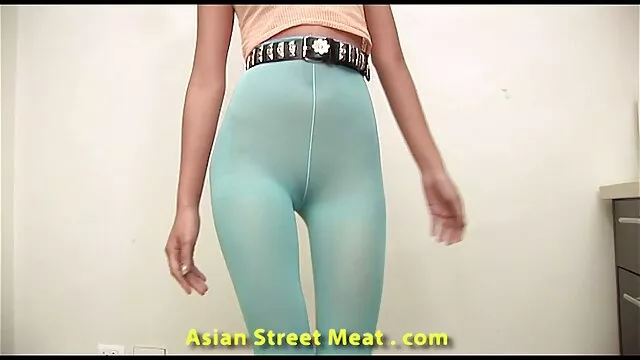 Ma culotte jette un œil sur film porno transexuelle ces jeans super serrés