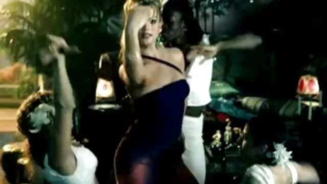 Une ado en levrette pendant trans sex gratuit un cours d'art