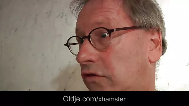 Rousse prend une transexuel film porno douche et se masturbe avec un pantyho noir