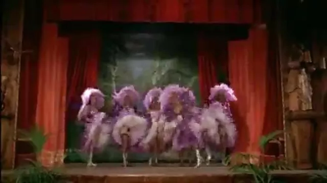 La milf anglaise Eva May gode sa chatte rasée film porno avec trans