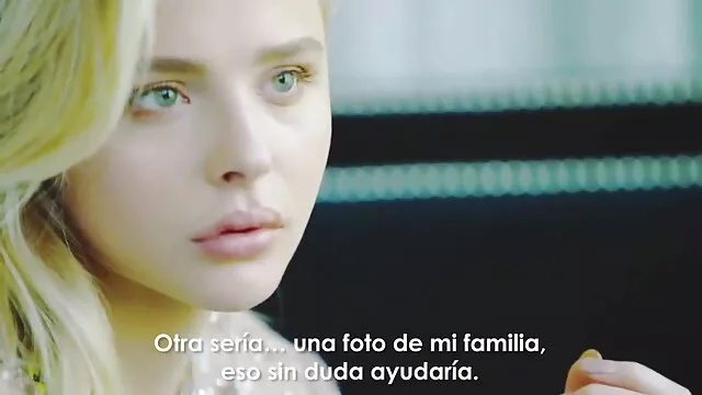 MILF transexuel film porno musclée attachée avec une pince à épiler dans sa chatte dans une scène BDSM