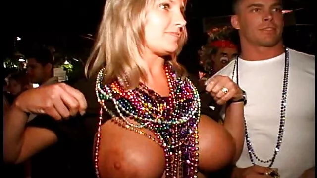 Ebony girl Mega avec d'immenses seins à la recherche de trans film x papa