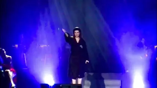 Blonde sexy film porno de transexuel avec beaucoup de tatouages