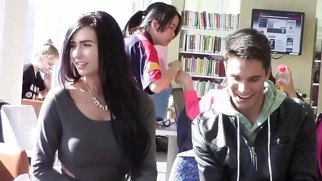 Tout ce que j'ai à faire est de mettre mes pieds sur film porno avec trans son visage et elle s'en va