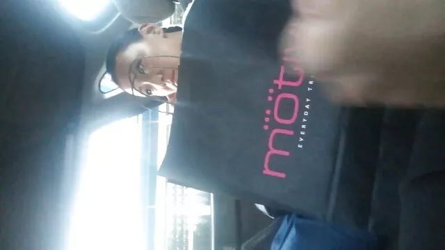 Chaton ébène bouclé avec mamelons percés et chat film x avec trans serré