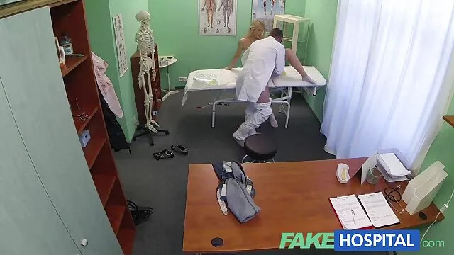 Incroyable ado a sa chatte serrée film x de trans vissée