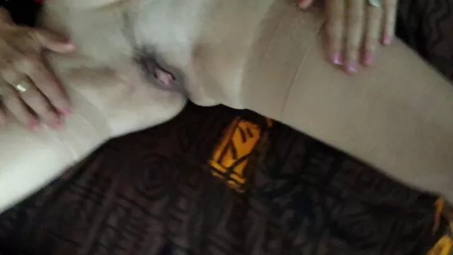 Lécher ses petits seins et marteler la chatte humide film x avec trans