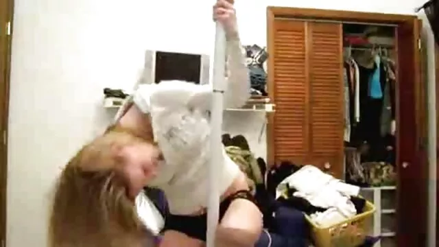 Grand-père transexuel porno film achète et baise HotTeen Hooker Melanie pour son anniversaire