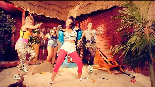 Brunette mince LA film porno avec trans sexy gal