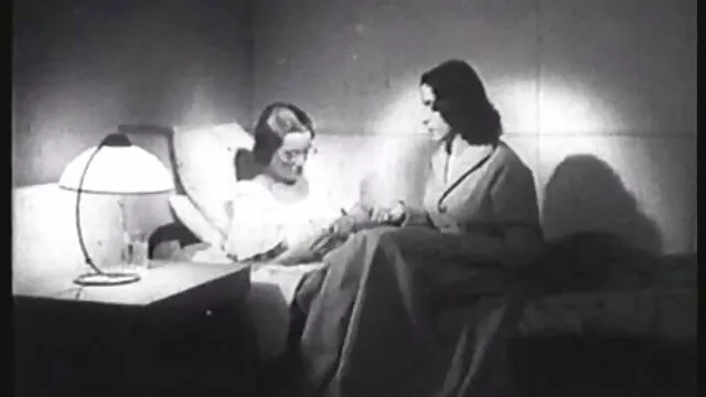 Une transexuelle pornos anglaise aux gros seins donne JOI pendant le tournage